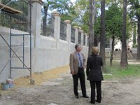 Ayuntamiento repara el muro junto al Pabellón de la Madrina entre las calles Palos de La Frontera y la Rábida