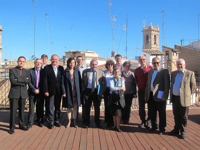 Climent y Alonso junto a la familia de Llorente e impulsores de su figura 