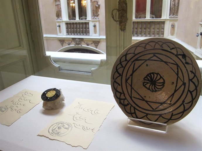 Una de las joyas de Gracia junto a una escudilla de loza en el González Martí