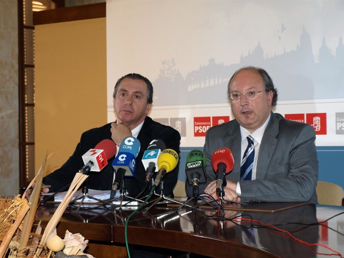 Toribio Plaza (izq) y Enrique Cabero analizan los Presupuestos