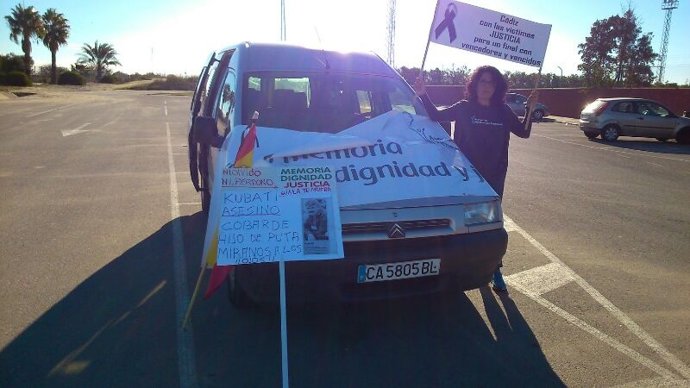 Imagen de protesta de familiares de víctima de Kubati ante la cárcel