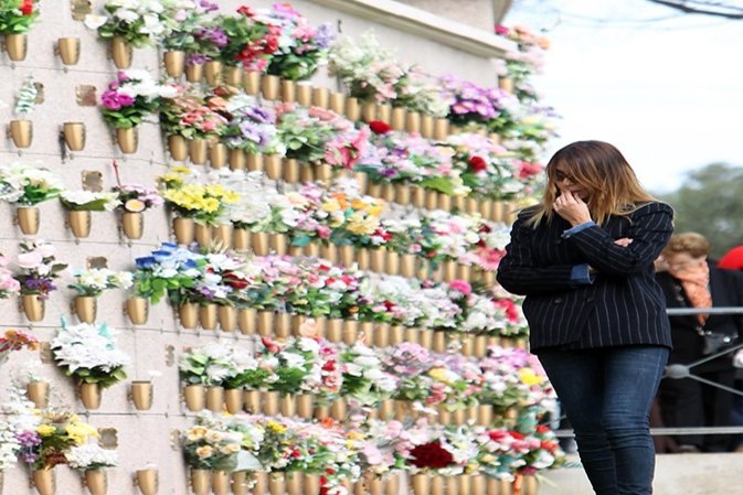 Mar Flores se derrumba en la tumba de su padre 