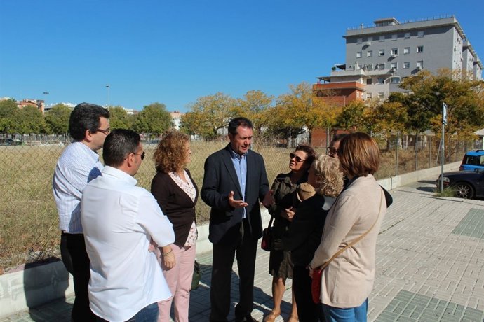 Juan Espadas y Adela Castaño con vecinos de Sevilla Este