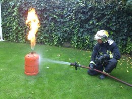 Bomberos controlan incendio de botella de butano