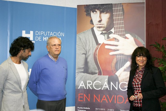 Arcángel y la diputada de Cultura, Elena Tobar.