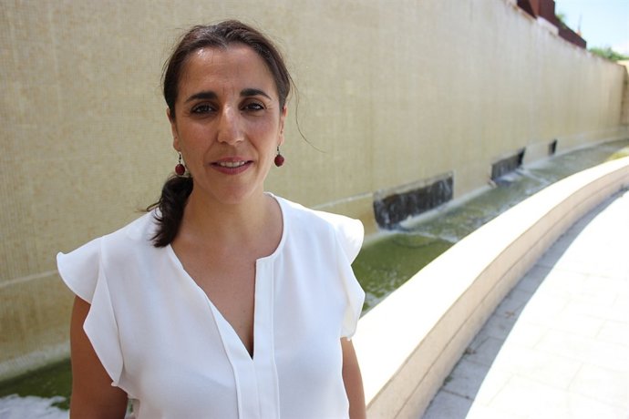 La portavoz del PA en el Ayuntamiento, Lola Aquino, junto a la cascada de Ravesa