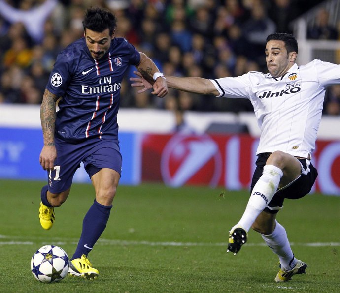 Lavezzi dispara ante la presencia de Rami en el Valencia-PSG