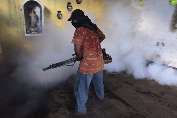 Fumigación de insectos en Nicaragua por la epidemia de dengue.