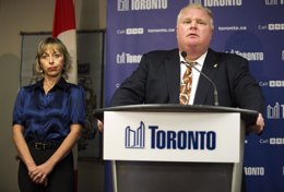 Alcalde de Toronto con su mujer, Renata, en el Ayuntamiento