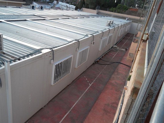 Imagen de los barracones del CEIP Emilio Lluch de Nàquera