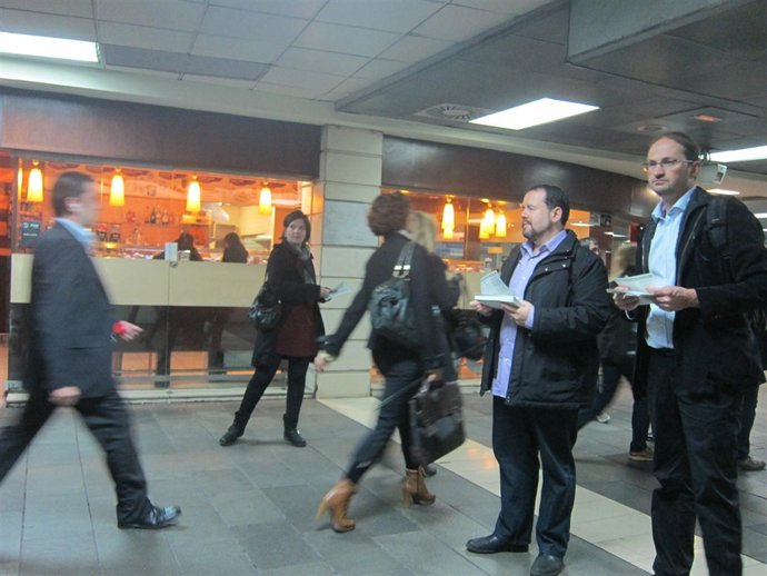 L.Ortiz, J.Mena y J.Herrera (ICV-EUiA) reparten folletos en el metro.