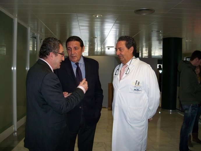 El consejero junto a Manuel Fernández y Juan Luis Burón.