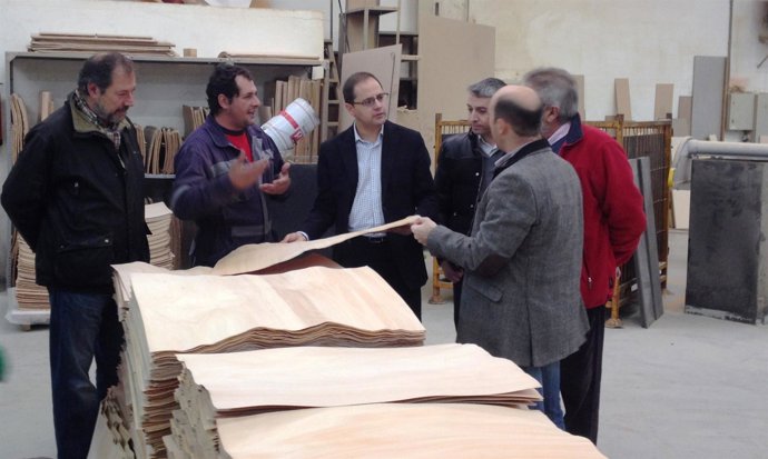 César Luena visita diferentes empresas en Ezcaray