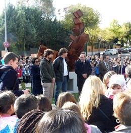 El alcalde de Fuenlabrada en la inauguración de la escultura