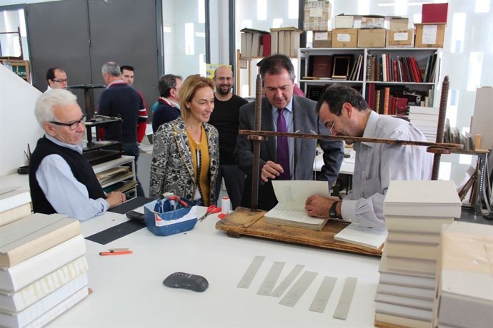 Juan Espadas y Susana López con artesanos de artesanos de Arte Sacro 