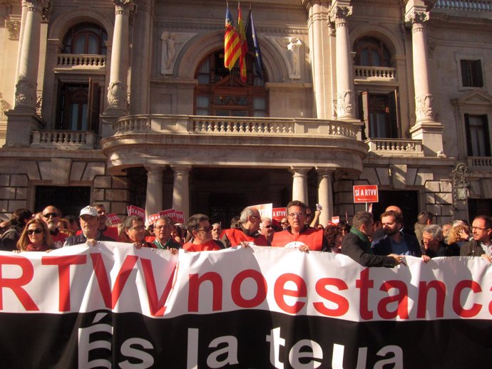 Concentración de trabajadores de RTVV ante el Ayuntamiento de Valencia