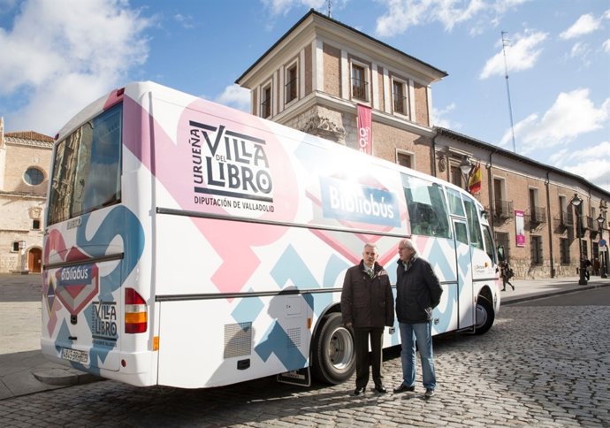 Artemio Domínguez junto a Fernando Freyre, ante un bibliobús.