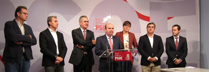 Gaspar Zarrías en el centro en una rueda de prensa en el PSRM