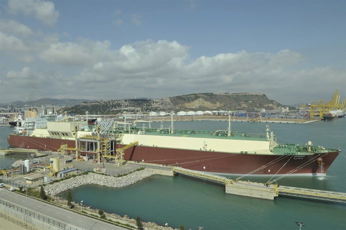 Metanero Descarga En La Planta De Enagás En El Puerto De Barcelona