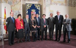 Mateos y Marcos, en el centro, rodeados por los firmantes del acuerdo