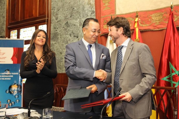 El ministro marroquí y Alonso, en la firma del convenio