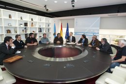 Francisco Conde en su reunión con los trabajadores y Negreira