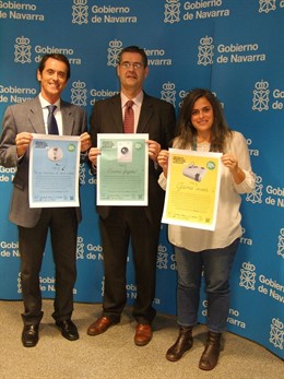 De izda a dcha: Herreros, Eciolaza y Cereceda, con carteles de la campaña.