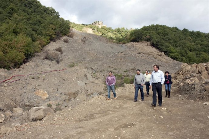 El consejero supervisa trabajos en el argayo de Sebrango 