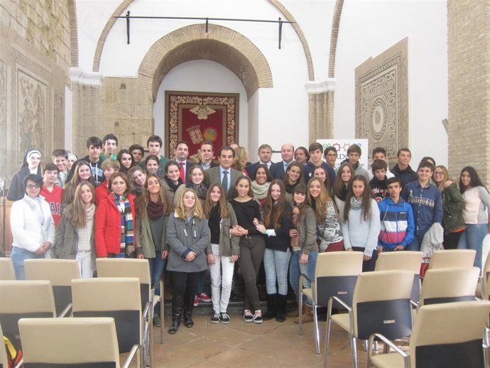 José Antonio Nieto en el centro con los niños de visita turística