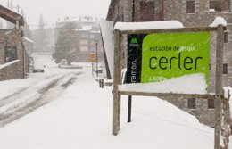 Una intensa nevada tiñe de blanco las estaciones oscenses de Aramón.