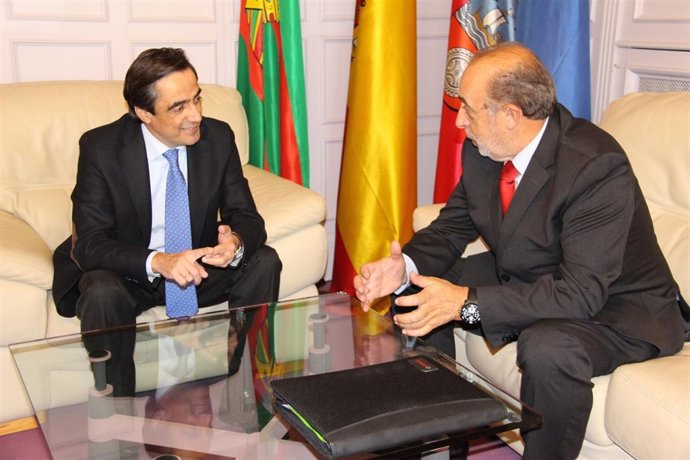 El alcalde con el presidente de APETAVI