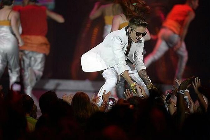 JUSTIN BIEBER 