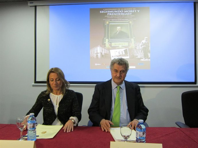 Jesús Posada Y La Alcaldesa De Cáceres 