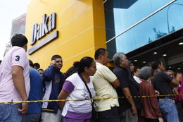 Venezolanos en el supermercado Daka de Caracas