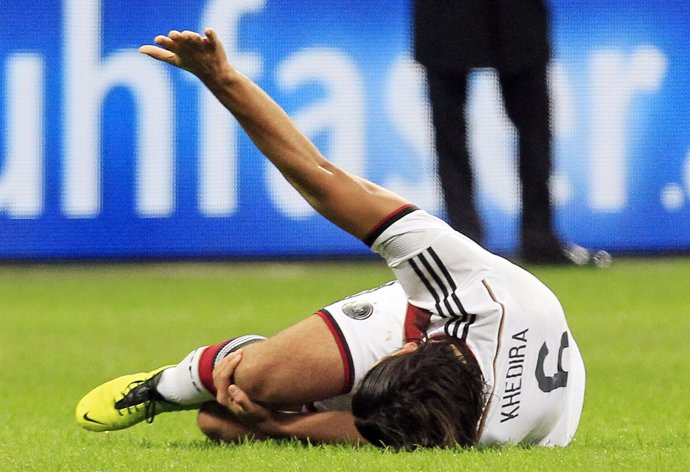 Sami Khedira en el momento de lesionarse con Alemania