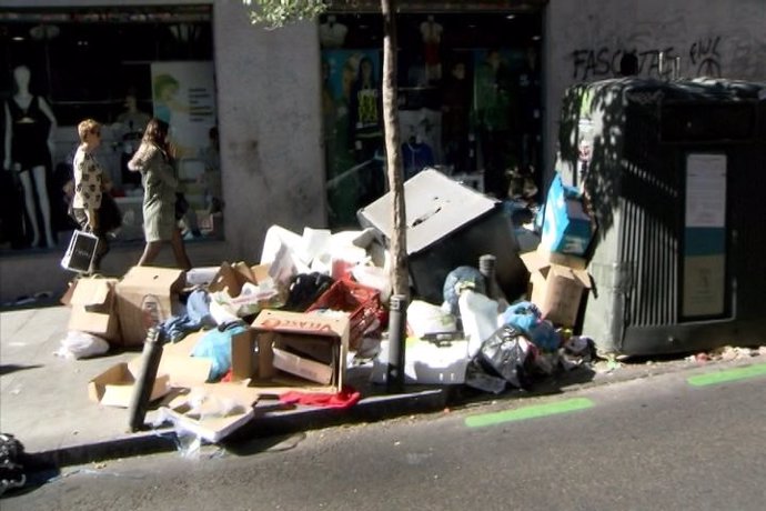 La basura se acumula en Madrid sin visos de acuerdo