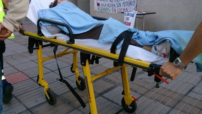 Evacuación de una de las mujeres de La Aldea en huelga de hambre