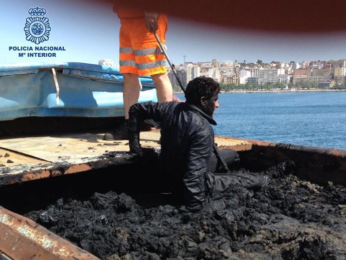 Inmigrante localizado en un barco