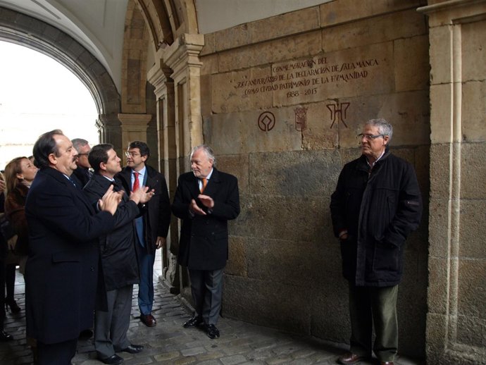 Autoridades en la inauguración de la inscripción en la Plaza Mayor de Salamanca