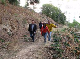 Miguel Ángel Heredia y María Gámez en un recorrido por el monte Gribralfaro