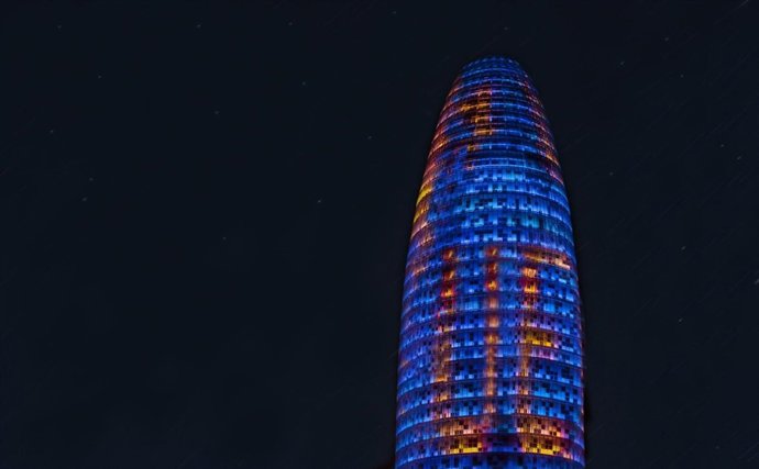 La Torre Agbar Muestra Una Iluminación Especial El Día De Europa