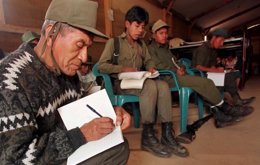 Ex guerrilleros guatemaltecos aprenden a leer y escribir.