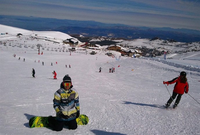 Esquiadores en Sierra Nevada
