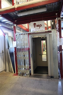 La empresa MP Ascensores cumple con su plan negocio y reduce su deuda bancaria.