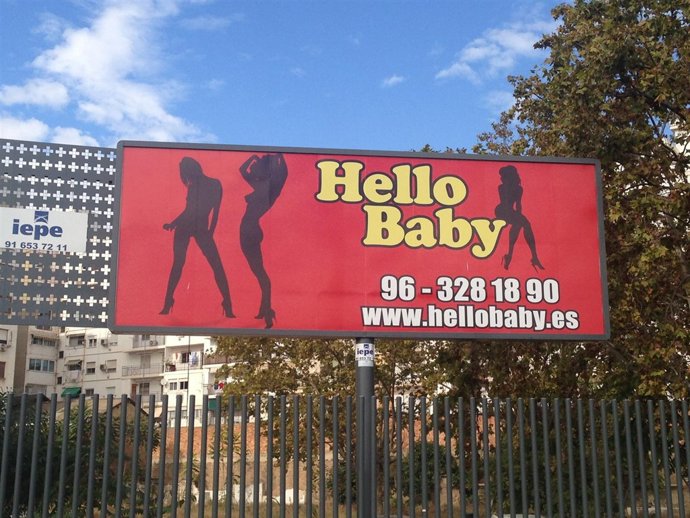 Una valla publicitaria en las inmediaciones de la estación del AVE de Valencia