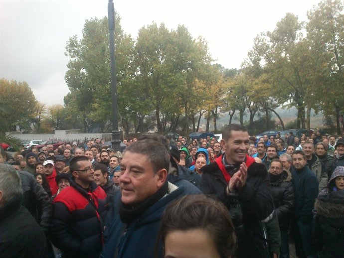 Alegría en la asamblea de trabajadores