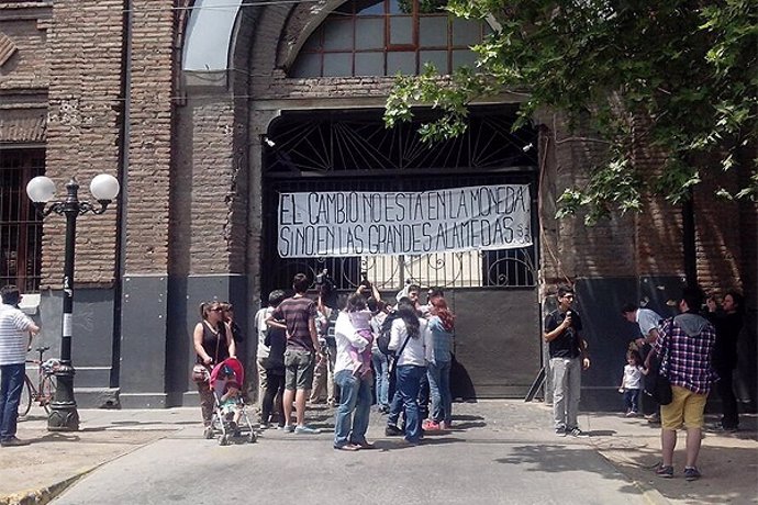 Manifestación de la ACES frente a la sede electoral de Michelle Bachelet.