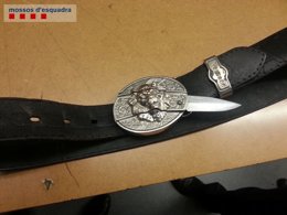 Navaja oculta en un cinturón localizada a un detenido