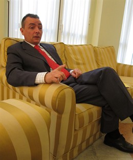  Salvador Navarro, Durante La Entrevista.