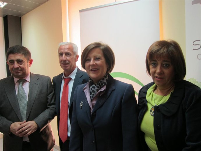 María José Sánchez Rubio (2ª dcha.), antes de atender a los periodistas.
